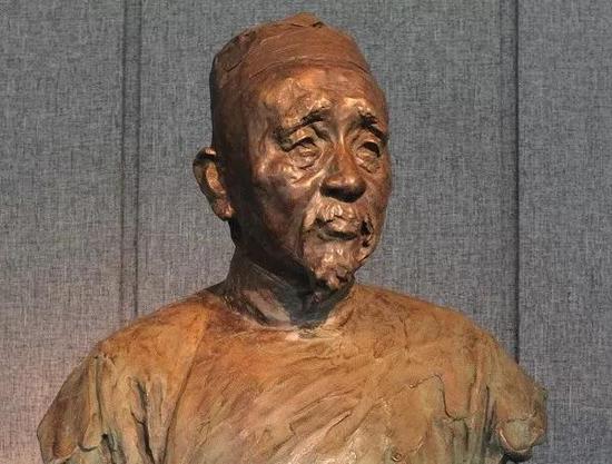源豐潤創始人嚴信厚像