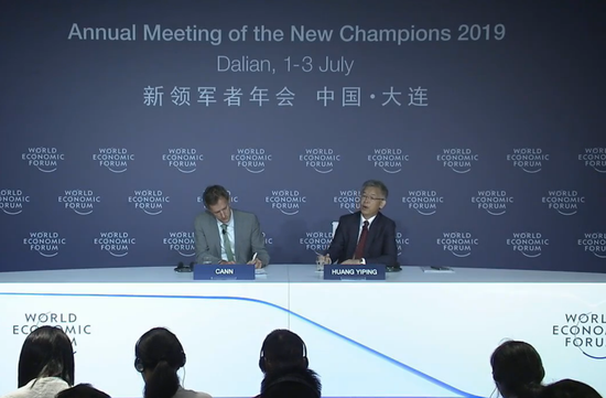 Head of Strategic Communications; Member of the Executive Committee, World Economic ForumOliver Cann（左）北京大學國家發展研究院教授、副院長黃益平（右）
