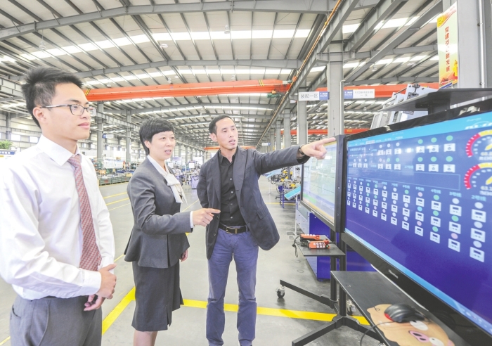 ▲浙商銀行員工深入車間一線，幫助智能制造企業“融資、融物、融服務”