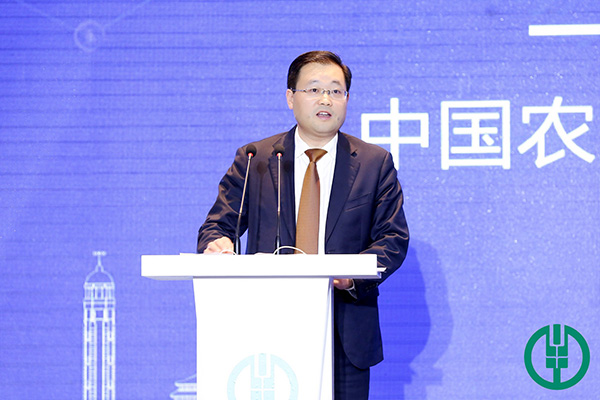 農行重慶市分行黨委委員、副行長楊秀明致辭