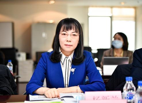 農銀理財有限責任公司副總裁楊新蘭匯報課題成果