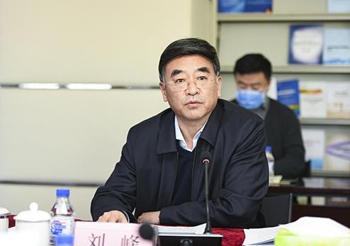 中國銀行業協會黨委副書記、秘書長劉峰主持會議