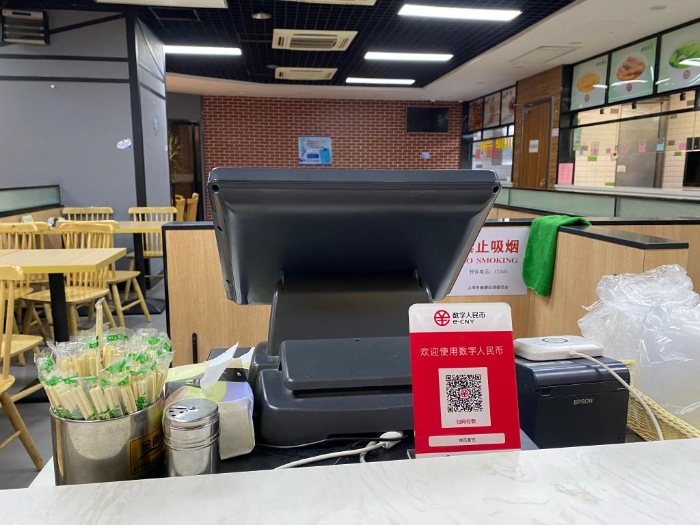 上海靜安區博風白領食堂在收銀臺上擺出了“數字人民幣”標牌