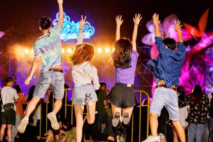 攝圖網_501332450_banner_青年男女參加音樂節（企業商用）