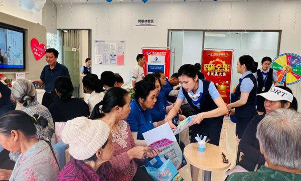 廣西北部灣銀行都安達興支行開業當天吸引眾多客戶前來辦理業務