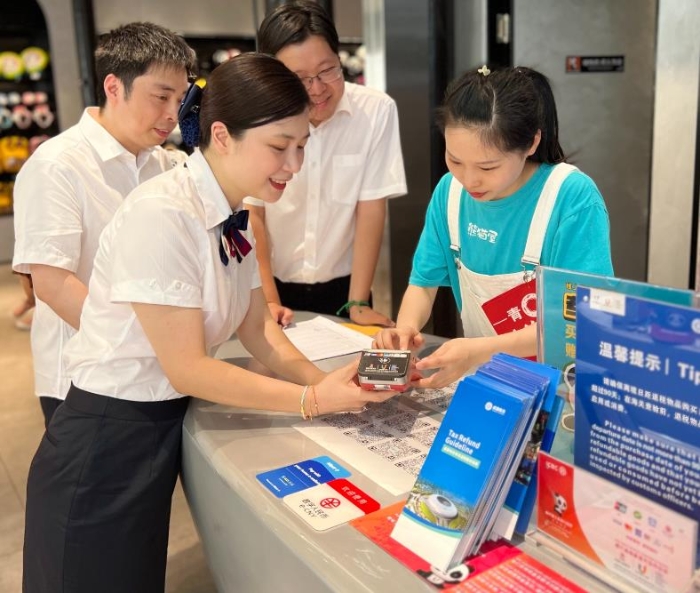 銀行工作人員向商家介紹智能POS機使用功能
