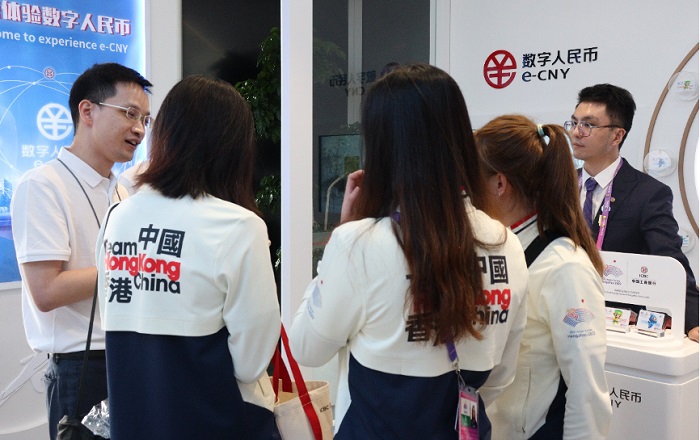中國香港代表團成員在杭州亞運村內體驗了數字人民幣服務。