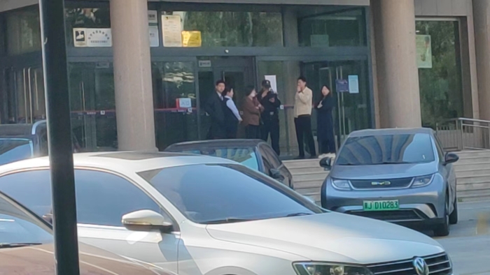 政府及公安人士駐留在滄州銀行總行現場 第一財經記者徐宇攝