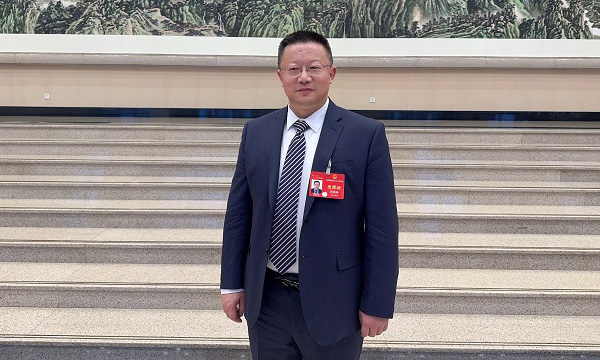 新疆維吾爾自治區農村信用社聯合社黨委書記鄭育峰